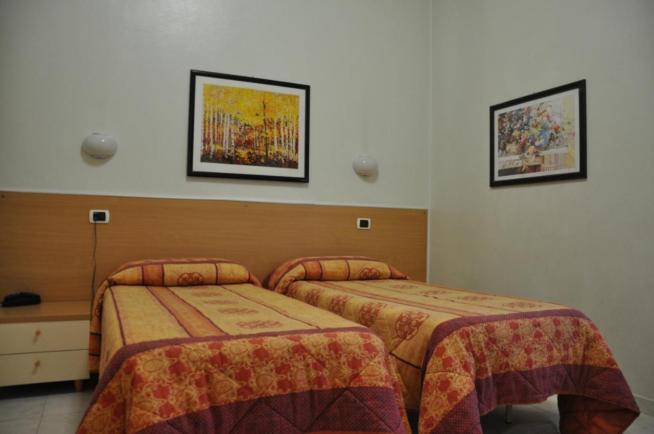 Hotel Villa Robinia Дженцано-ди-Рома Экстерьер фото