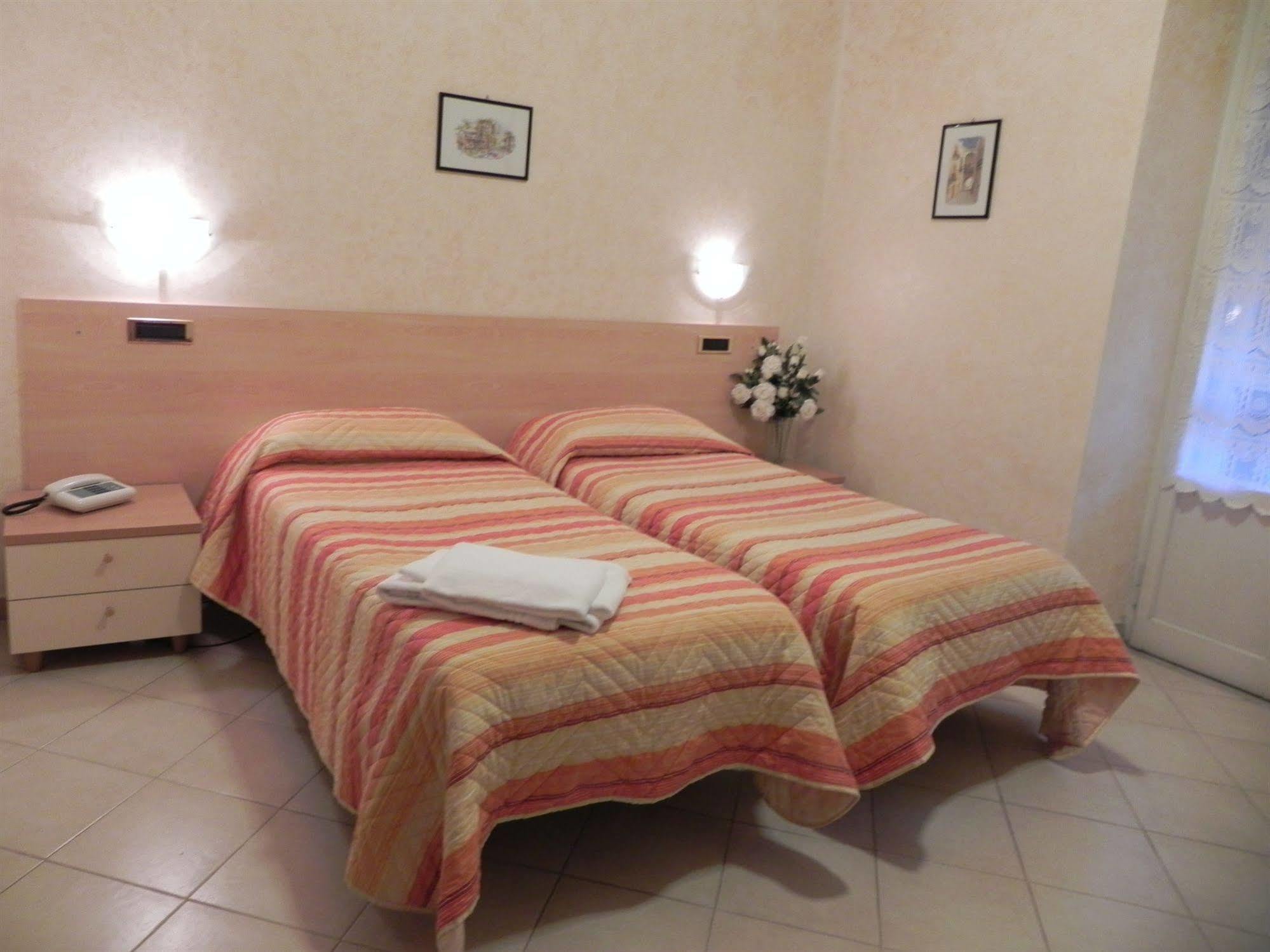 Hotel Villa Robinia Дженцано-ди-Рома Экстерьер фото