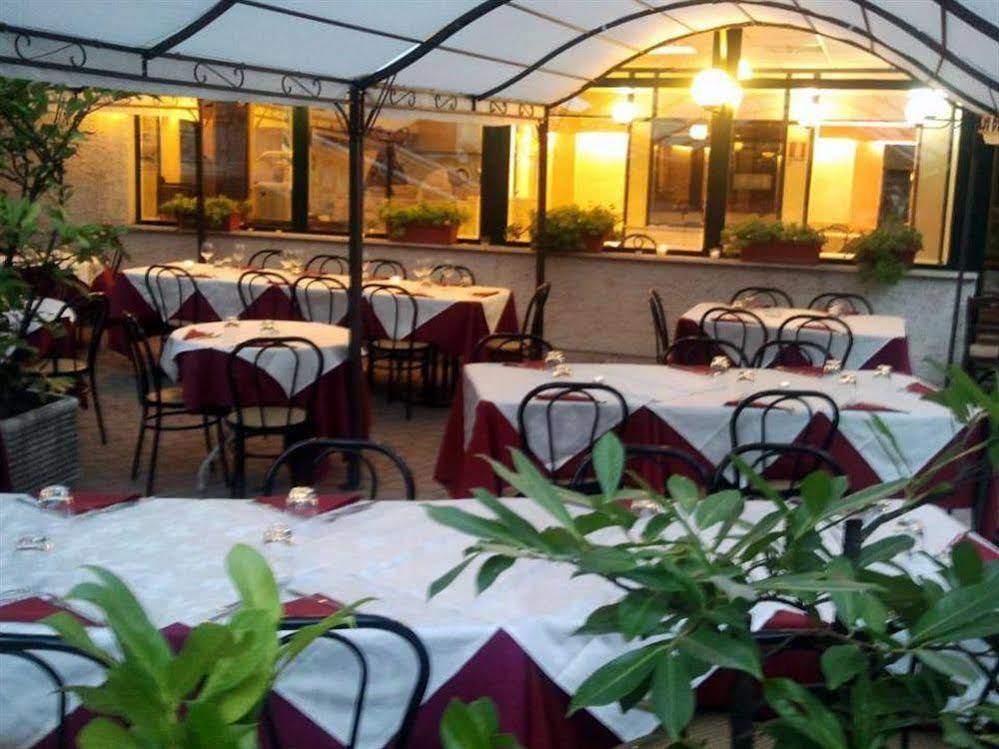 Hotel Villa Robinia Дженцано-ди-Рома Экстерьер фото